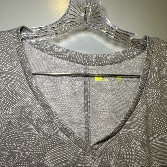 Xersion Grey Print V Neck Short Slit Tie Sleeve size 0X - Picture 3 of 9